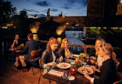 Dokonalou atmosféru při večeři nad Vltavou poznáte jen v restauraci Mlýnec - foto 1 | brand photo