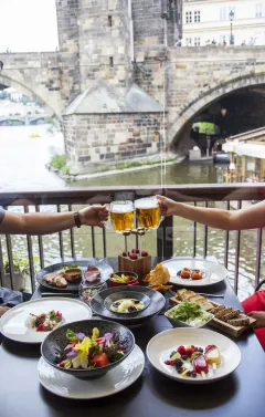Dokonalou atmosféru při večeři nad Vltavou poznáte jen v restauraci Mlýnec - foto 5 | brand photo
