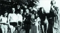 Foto: Futura Praha / Táflrundisté spolu trávili prázdniny (třetí zleva Karel Steinbach, vedle něj Olga Scheinpflugová, první zprava Ferdinand Peroutka)