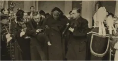 Pohřeb Karla Čapka (Olga s bratrem Karlem a V. Palivcem) / zdroj: wikimedia