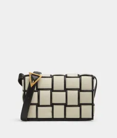 BOTTEGA VENETA: OBLEČENÍ A CESTOVNÍ KUFRY OPATŘENÉ KOMFORTEM - foto 7 | brand photo