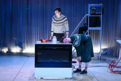 Foto Michal Hančovský: Nová inscenace Srpnové světlo ve Švandově divadle_Zleva Jan Mansfeld Anežka Šťastná a zády Marie Štípková