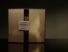 Poznejte dokonalý nový parfém CHANEL SYCOMORE v úžasné dřevěné truhle - foto 1 | brand photo