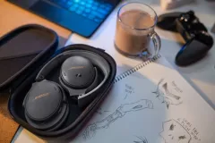 Limitovaná edice sluchátek Bose QuietComfort 45 v matně šedé Eclipse Gray se zlatým logem - foto 1 | brand photo