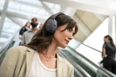 Limitovaná edice sluchátek Bose QuietComfort 45 v matně šedé Eclipse Gray se zlatým logem - foto 2 | brand photo