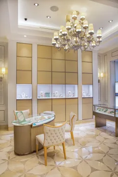 Poznejte HALADU v Pařížské ulici v novém kabátě - foto 5 | brand photo