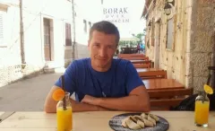 Balkánská krev pod slupkou: Ponořte se do příběhu nenávisti a naděje v knize Dokud nás krev nerozdělí s autorem knihy Petrem Opršalem - foto 1 | brand photo