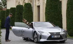 Vozy Lexus obsadily Pražský hrad při show olympijského návrháře - foto 1 | brand photo