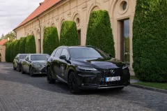 Vozy Lexus obsadily Pražský hrad při show olympijského návrháře - foto 6 | brand photo
