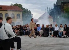 Vozy Lexus obsadily Pražský hrad při show olympijského návrháře - foto 2 | brand photo