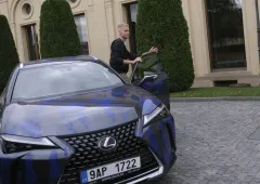Vozy Lexus obsadily Pražský hrad při show olympijského návrháře - foto 3 | brand photo