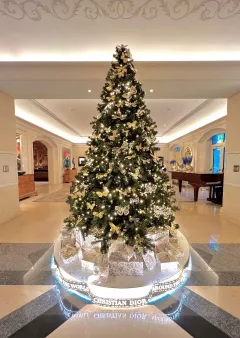 FOUR SEASONS HOTEL PRAGUE OPĚT ROZZÁŘÍ VÁNOČNÍ STROM  OD ZNAČKY DIOR - foto 2 | brand photo