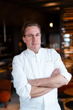 Ponořte se do příběhu s Vikim Geunesem: tříhvězdičkový Michelinský šéfkuchař, který spojuje umění a vysokou gastronomii - foto 1 | brand photo