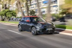 Sportovní vzhled pro elektrické MINI: MINI Cooper SE s výbavou JCW - foto 2 | brand photo