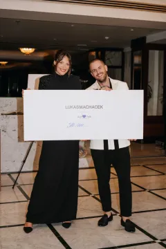 Láhve šampaňského Moët & Chandon s podpisy světových hvězd vydraženy za 580 000 Kč - foto 6 | brand photo