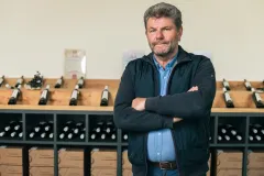 Objevte vášeň ke kvalitnímu vínu se Štěpánem Maňákem, majielem úspěšného Vinařství, které již podruhé získalo titul Nejlepší vinařství v soutěži vín Prague Wine Trophy - foto 1 | brand photo