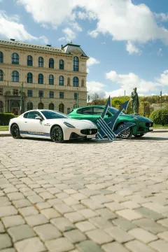 Maserati slaví 110 let od založení značky instalací plastiky trojzubce a modelů Maserati před pražským Rudolfinem - foto 5 | brand photo