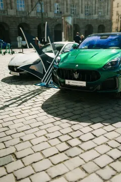 Maserati slaví 110 let od založení značky instalací plastiky trojzubce a modelů Maserati před pražským Rudolfinem - foto 2 | brand photo