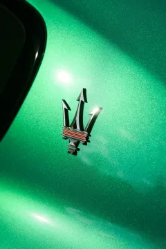 Maserati slaví 110 let od založení značky instalací plastiky trojzubce a modelů Maserati před pražským Rudolfinem - foto 4 | brand photo