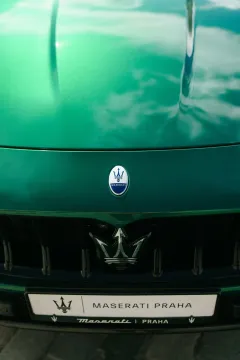 Maserati slaví 110 let od založení značky instalací plastiky trojzubce a modelů Maserati před pražským Rudolfinem - foto 6 | brand photo