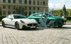 Maserati slaví 110 let od založení značky instalací plastiky trojzubce a modelů Maserati před pražským Rudolfinem - foto 1 | brand photo