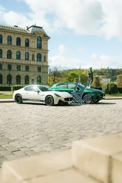 Maserati slaví 110 let od založení značky instalací plastiky trojzubce a modelů Maserati před pražským Rudolfinem - foto 8 | brand photo