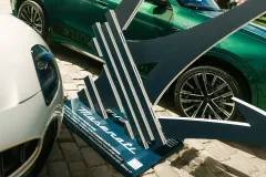 Maserati slaví 110 let od založení značky instalací plastiky trojzubce a modelů Maserati před pražským Rudolfinem - foto 7 | brand photo