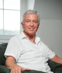 Prozkoumejte kariéru doc. MUDr. Jana Měšťáka, CSc., legendu plastické chirurgie - foto 1 | brand photo