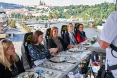 Soutěž o voucher pro 2 osoby na premium lunch in the sky | brand photo