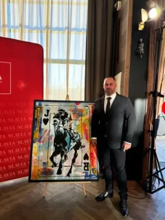 134. Velká pardubická se Slavia pojišťovnou: Módní přehlídka i street artový obraz  - foto 3 | brand photo