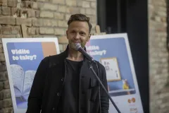 Výtvarník MAXIM vytvořil pro Linku bezpečí obraz - foto 2 | brand photo