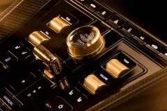 Aston Martin a Bond: DB12 Goldfinger Edition oslavuje ikonu filmového plátna - foto 2 | brand photo