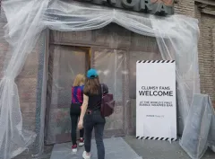 HONOR šokoval fotbalové fanoušky Barcelony barem v bublinkové fólii - foto 1 | brand photo