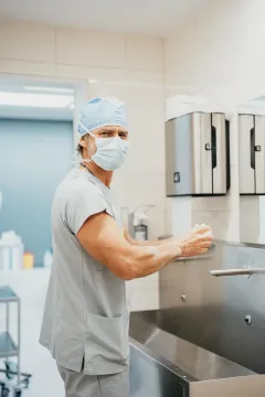 O kariéře MUDr. Libora Kmenta: Spojení zkušeností a inovativního přístupu v plastické chirurgii - foto 3 | brand photo