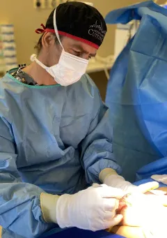 O kariéře MUDr. Libora Kmenta: Spojení zkušeností a inovativního přístupu v plastické chirurgii - foto 4 | brand photo