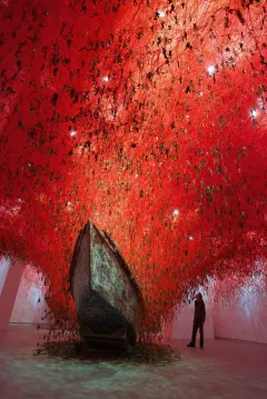 Výstava japonské umělkyně Chiharu Shiota: Neklidná duše - foto 1 | brand photo
