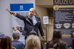 Třicet známých osobností výtvarně zpracovalo porcelánové nočníky - foto 8 | brand photo