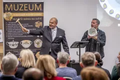 Třicet známých osobností výtvarně zpracovalo porcelánové nočníky - foto 1 | brand photo