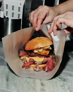 Burger Service: Preciznost chutí v srdci Prahy - foto 3 | brand photo