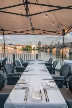 Dotek kulinářského umění v restauraci Kampa Park s výhledem na Karlův most - foto 10 | brand photo