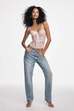 Legendární VICTORIA´S SECRET Bombshell slaví 15 let: Ikonická vůně a spodní prádlo v novém výročním pojetí - foto 7 | brand photo