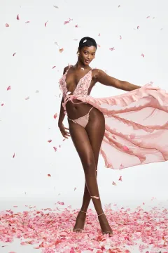 Legendární VICTORIA´S SECRET Bombshell slaví 15 let: Ikonická vůně a spodní prádlo v novém výročním pojetí - foto 6 | brand photo