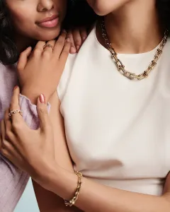 Tiffany & Co. kampaň Strong Like Mom: Den matek vlastních zaměstnankyň a jejich dětí - foto 2 | brand photo