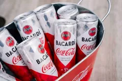 Ikonické duo: Rum BACARDÍ a Coca-Cola se spojily v novém Ready-to-Drink koktejlu - foto 1 | brand photo