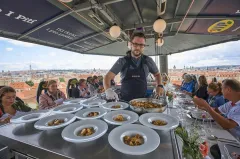 Objevte Prahu z nové perspektivy na Večeři v oblacích! - foto 5 | brand photo