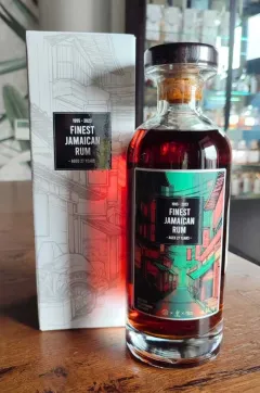Distilia, Rum Attitude a Bar Lamp představují vzácné mistrovské dílo: Clarendon 1995 27 Year Old rum - foto 2 | brand photo
