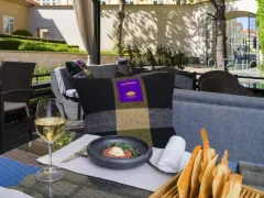 Letní oběd na terase Monastiq Restaurant: klidný luxus a promyšlená gastronomie  - foto 1 | brand photo
