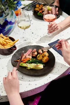 Léto s vůni grilu na terase restaurace Alcron: stylové BBQ neděle v srdci Prahy - foto 4 | brand photo