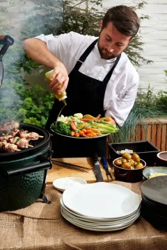 Léto s vůni grilu na terase restaurace Alcron: stylové BBQ neděle v srdci Prahy - foto 2 | brand photo