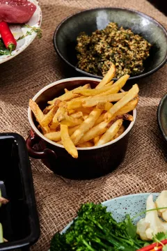 Léto s vůni grilu na terase restaurace Alcron: stylové BBQ neděle v srdci Prahy - foto 6 | brand photo